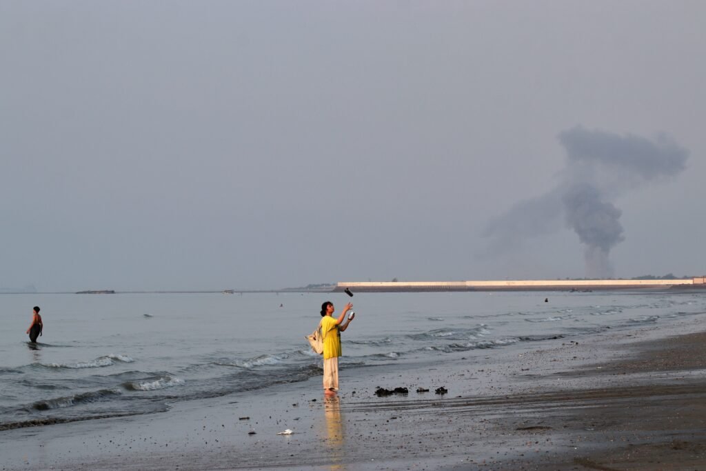 US launches new strikes on Iran