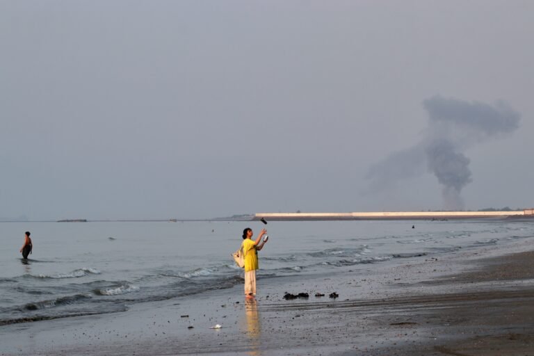 US launches new strikes on Iran