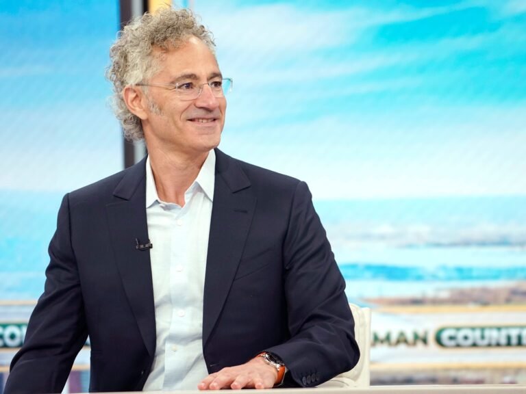 Alex Karp rings the alarm for salespeople, saying Palantir's teams crushed earnings with a 'miniscule and shrinking' head count