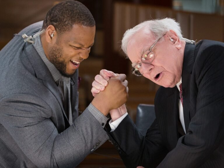A former NFL player says Warren Buffett taught him 2 lessons about success that he still follows years later