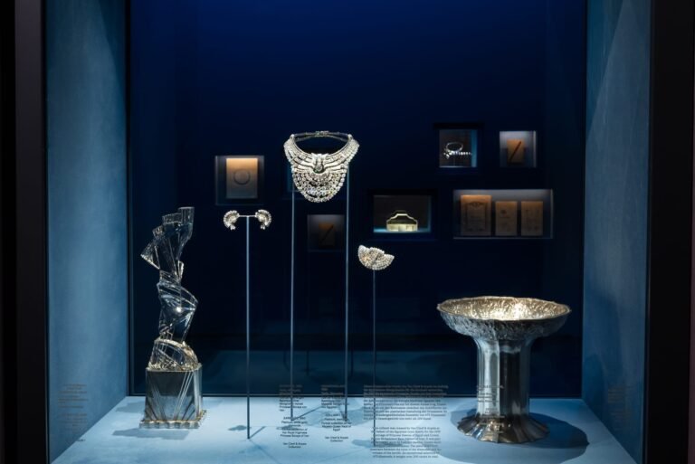 Thieves Snatch $4.6M Diamond Necklace From Viennese Museum