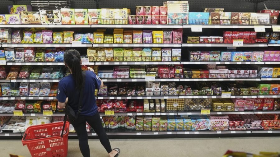 Cost of living surges as Americans' top concern, as Iran war dips: Poll