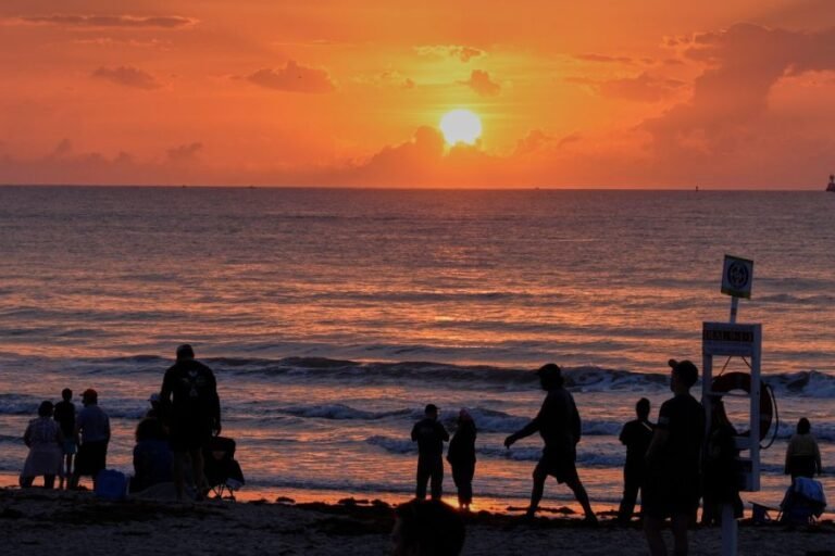 Sunrises before 5 a.m.? How permanent standard time would impact summer mornings