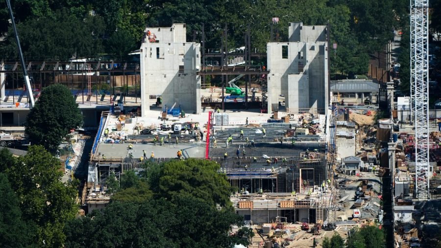 Chief Justice Roberts briefly allows White House ballroom construction 