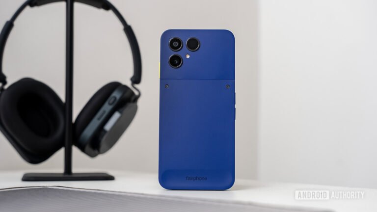 This repairable Android phone just won over almost everyone