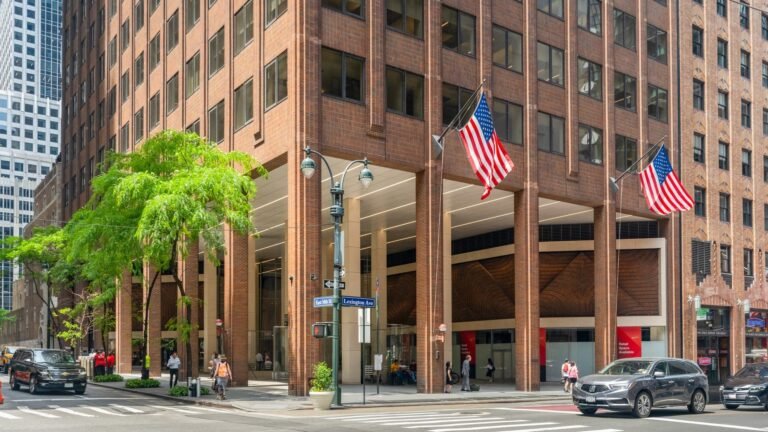 Savills Expands Manhattan Presence with New Lease at 560 Lexington