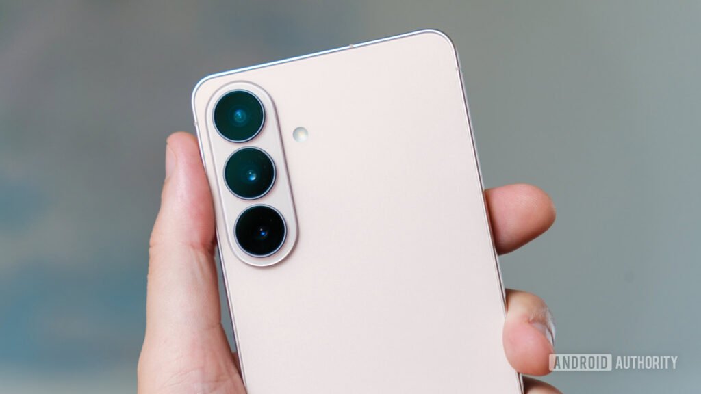 Testing the Galaxy S26 Plus at night exposes flagship smartphone cameras’ biggest mistake