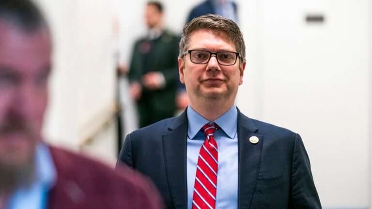 Independent Bill Hill advances in race for Alaska’s GOP-held House seat 