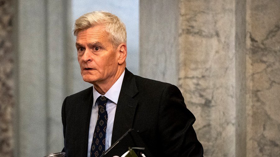 Cassidy blasts vaccine order, saying Trump has no 'expertise to make these changes'