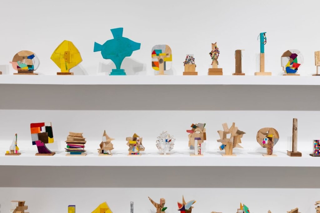 Damien Hoar de Galvan Puzzles Scraps of Reclaimed Wood for a Daily Sculpture Project