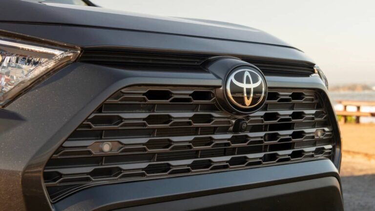 Toyota Has a Wild Idea for Taking Pictures Without Touching Your Phone
