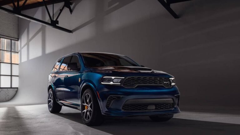 Dodge Keeps the Aging Durango Fresh With a Sinister New Color