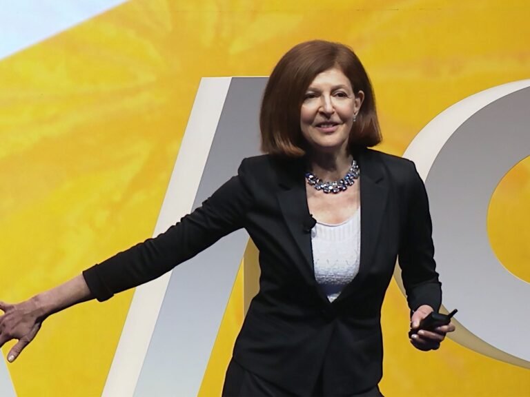 I worked in fraud detection for a decade. Here are 4 ways to read any room you walk into.