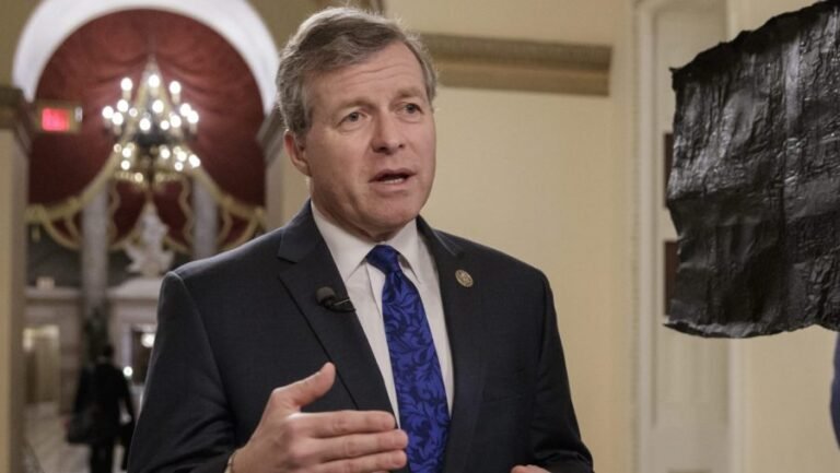 Former GOP rep: Trump's 'bizarre' New Mexico post is 'hurting his own team'