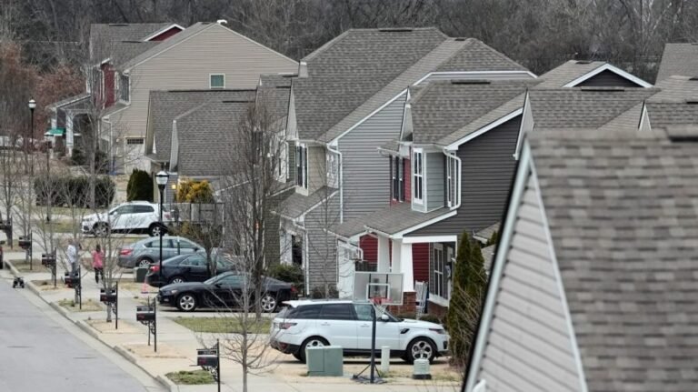 Benchmark mortgage rate tops 7 percent, highest in 2 years