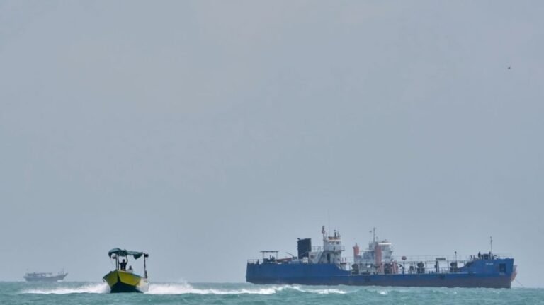 Iran pitches 7-day plan to US to reopen strait