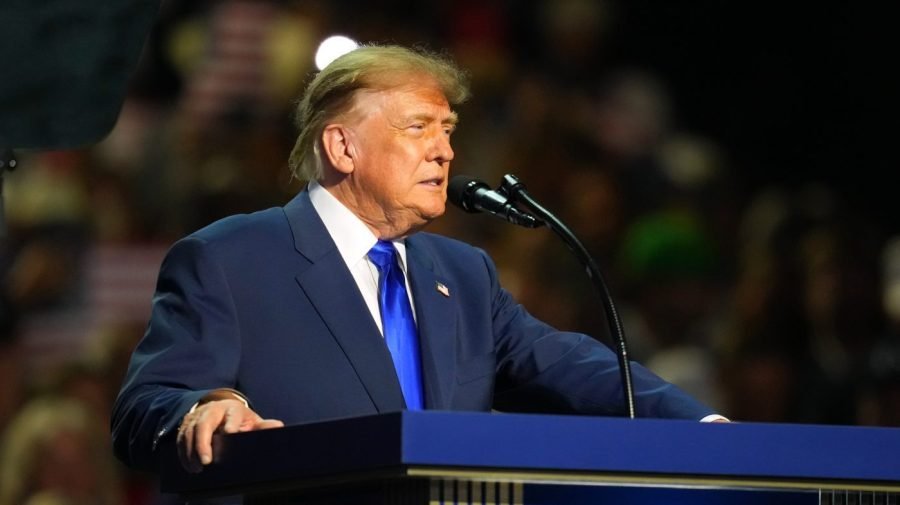 Trump pledges $5K checks if Republicans do well in the midterms. Can he legally do that?