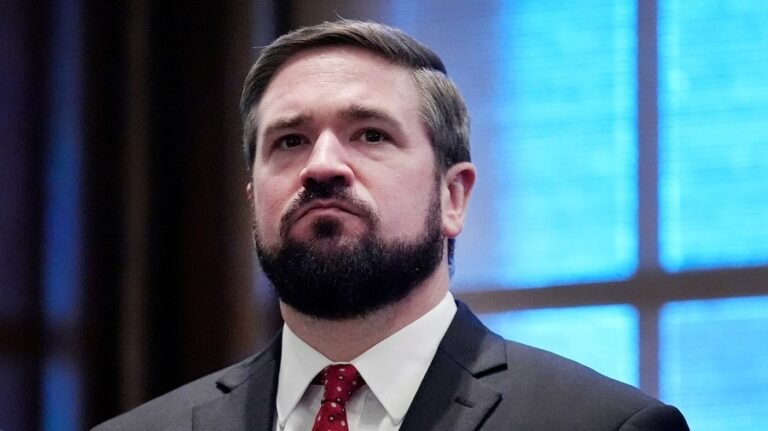 FBI deputy director announces he's leaving post