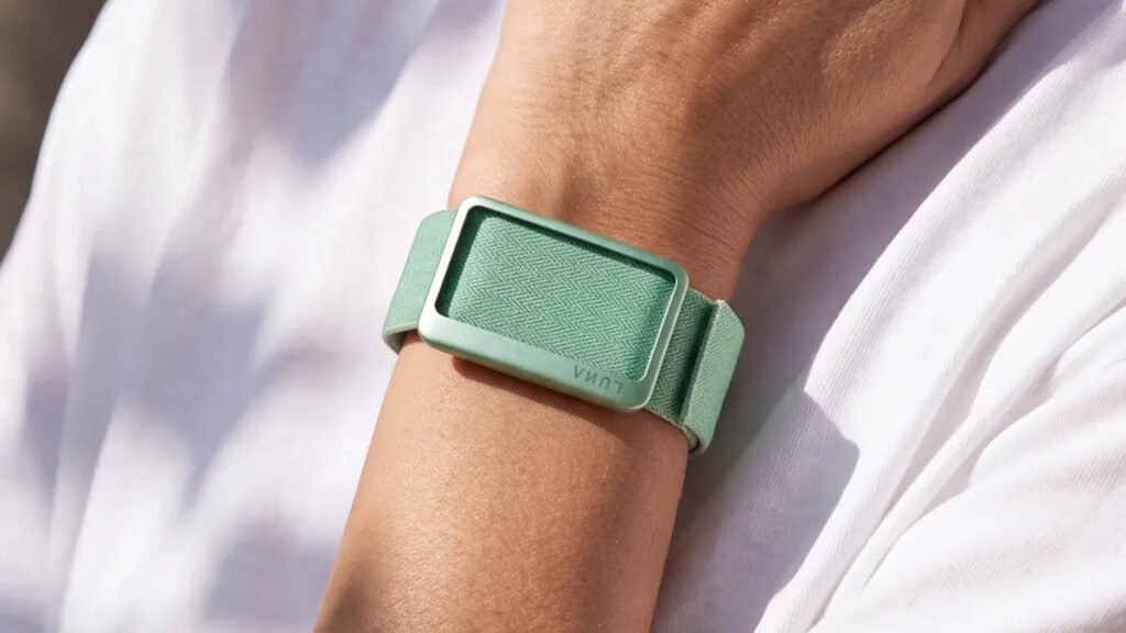 Luna Band takes on Fitbit Air as global shipping finally begins