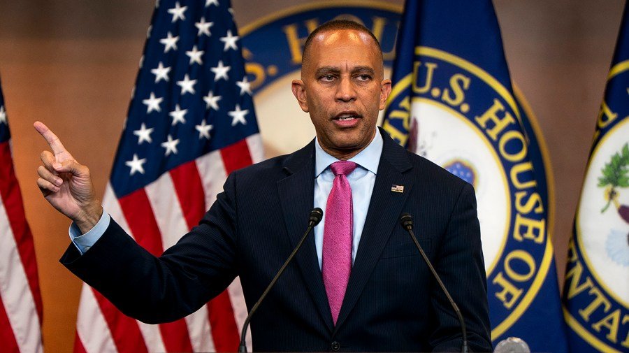 Jeffries calls on Congress to stay in Washington to address AI concerns