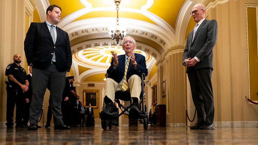 McConnell returns to Senate to cast first vote since June