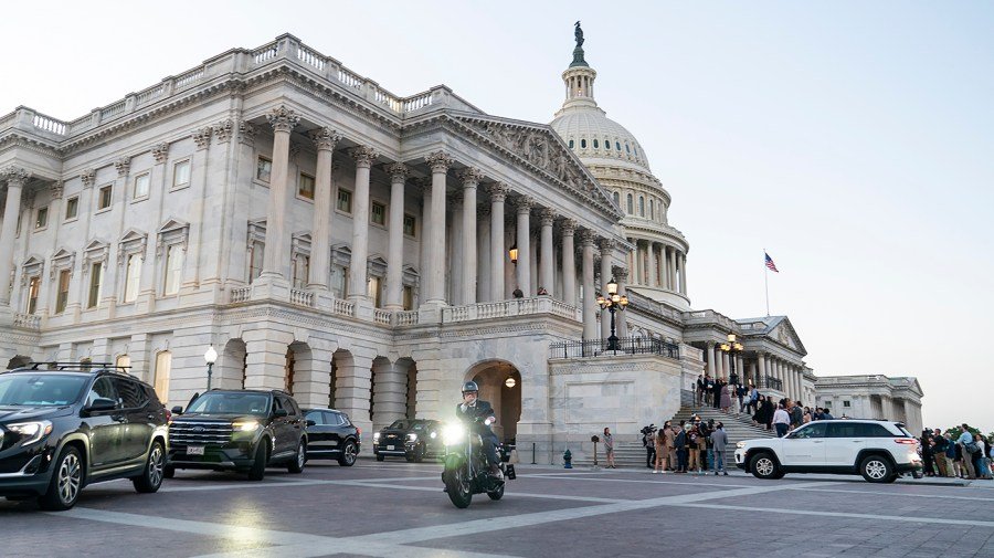 Majority of voters say country is on wrong track, favor Democrats in 2026: Poll