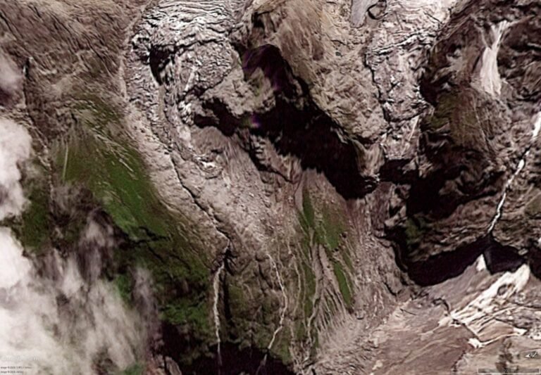 High resolution Pléiades Satellite imagery of the 26 August 2026 Langtang Lirung landslide in Nepal