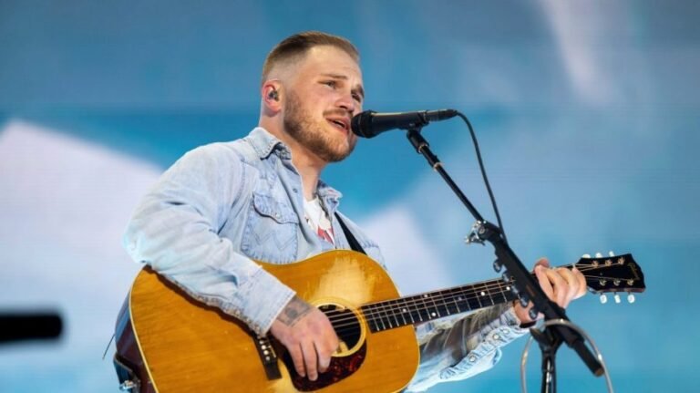 Zach Bryan dons 'Free Palestine' shirt at Gillette Stadium after Macklemore block