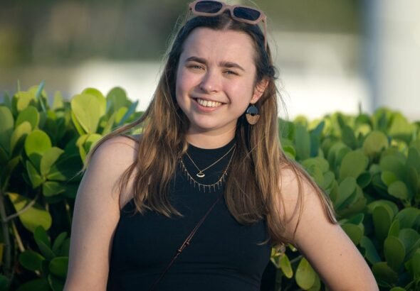 A 25-year-old woman got engaged after landing her dream job. Days later, she was diagnosed with stage 4 colon cancer.