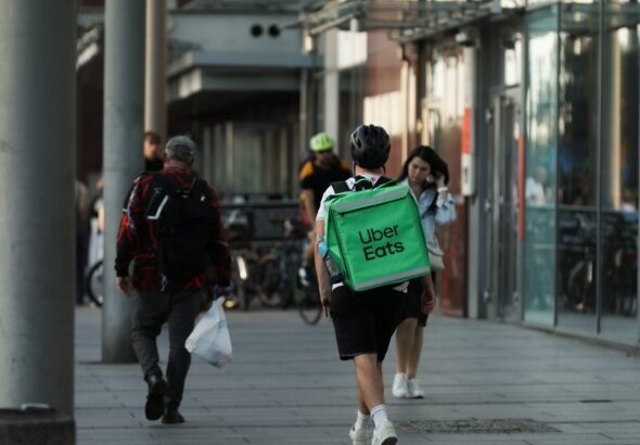 Uber delivery workers will pick up bigger restaurant orders as it enters catering