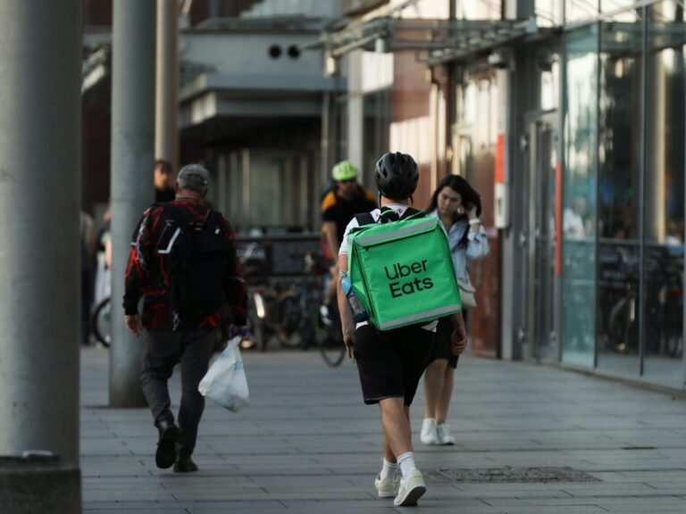 Uber delivery workers will pick up bigger restaurant orders as it enters catering