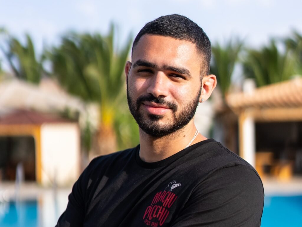 I broke into tech sales after working in construction. Here's how I landed a more flexible job with higher earning potential.