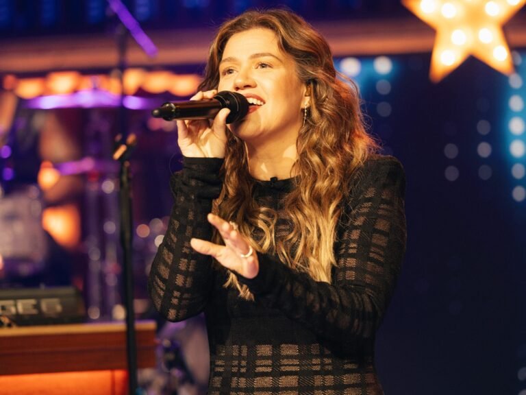 A PR pro says Kelly Clarkson made one big mistake in her feud with a Brooklyn toy shop