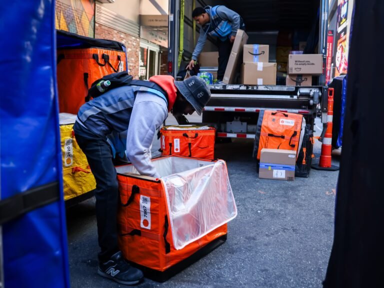 Amazon aims to add 300,000 seasonal workers — and expands health benefits in the new year