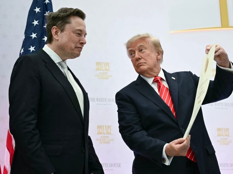 Elon Musk's $10 billion share giveaway is the latest sign he and Trump are solidly back on the same page