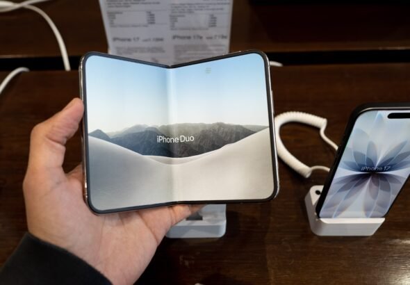 Apple's iPhone Duo is getting roasted over screen cracks