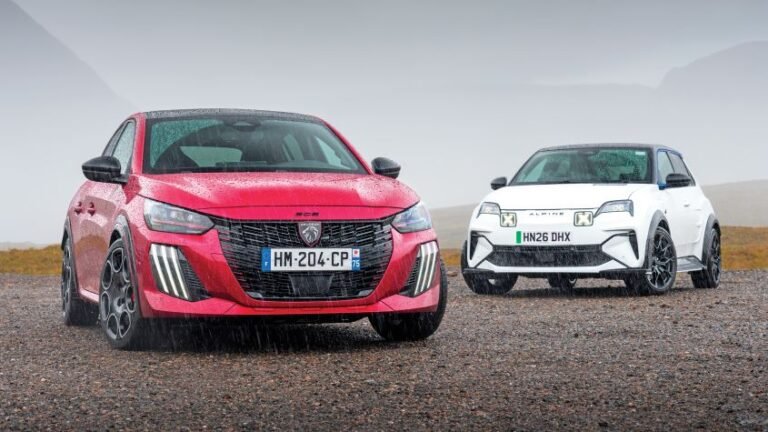 Alpine A290 vs Peugeot E-208 GTi - pictures