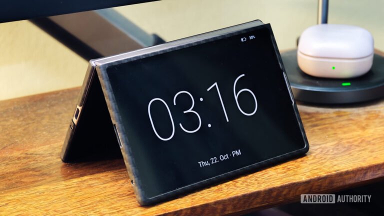 This app recreates iPhone Duo’s StandBy mode on any Android foldable