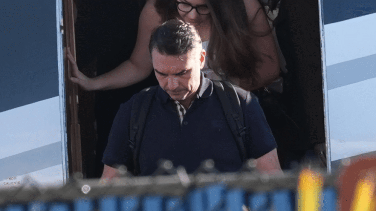 Flávio Bolsonaro lands in Miami after fleeing Brazil