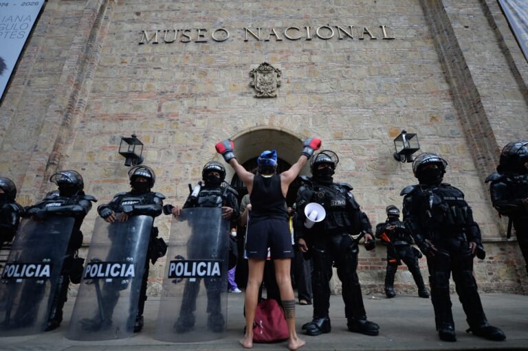 Hundreds Protest in Colombia After Far-Right President Removes Works From National Museum