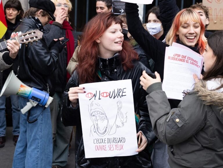 Paris Students Shut Down the Louvre