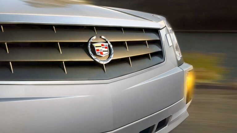 320 HP V8, Rear-Wheel Drive, And 3 Rows Of Seats - The 1st-Gen Cadillac SRX Is a Dirt-Cheap Sleeper