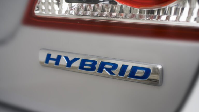 What's The Difference Between Hybrid And Regular Motor Oil?